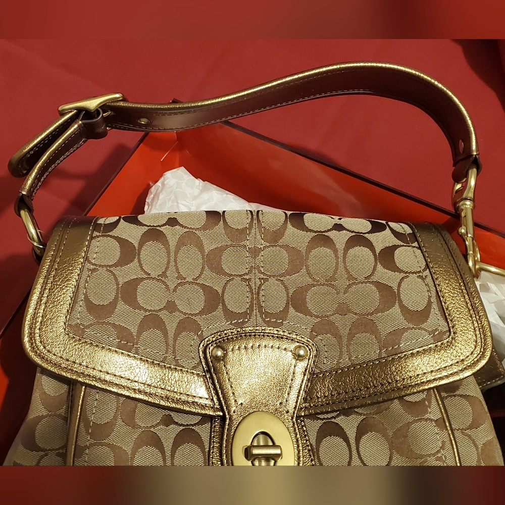 ✨ Coach Signature Canvas Crossbody Purse - Gold Trim ✨ - Picture 8 of 8